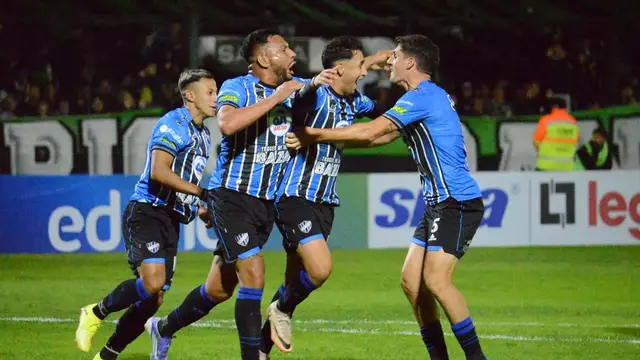 F13 – Volvió a la victoria en Mataderos. - Club Almagro