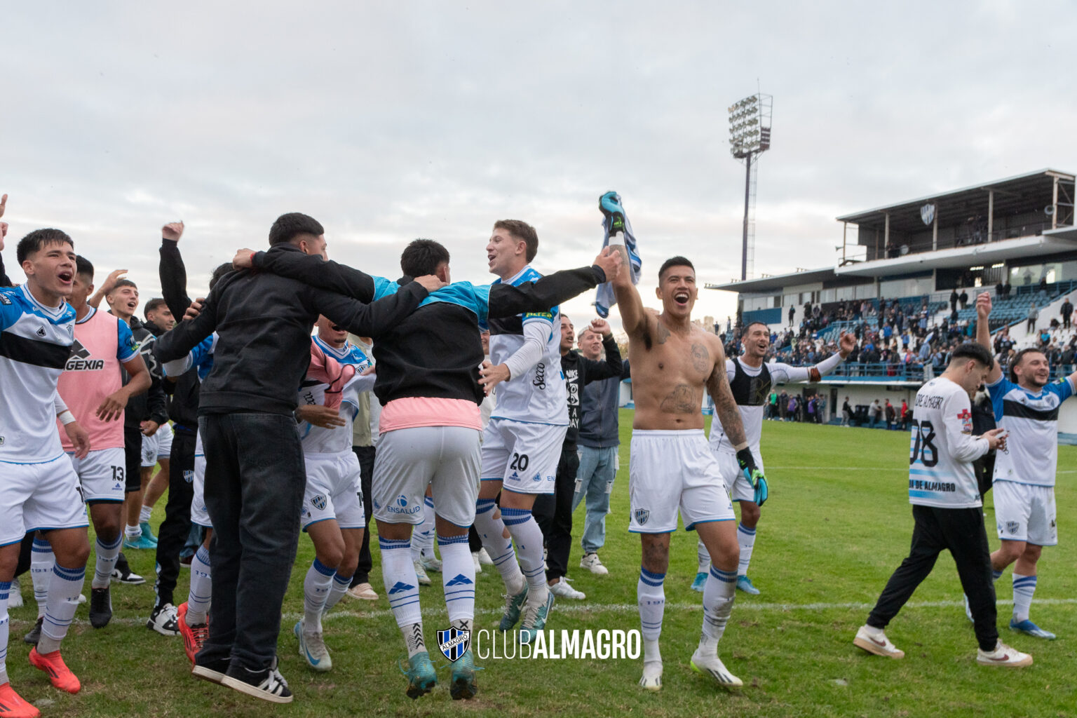 Lo dio vuelta y se quedó con la victoria.